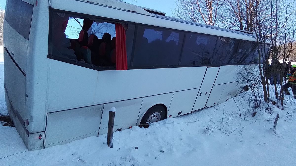 Na Šumpersku havaroval autobus se studenty, dva jsou zranění
